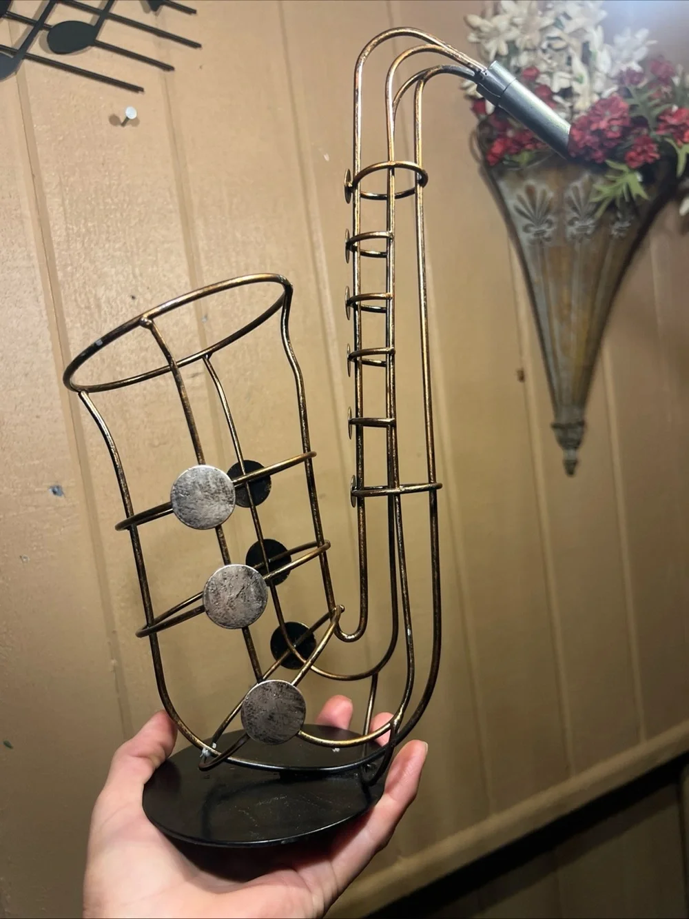 Saxophone Wine Bottle Holder, Metal Iron Wine Rack Stand, Home Bar Decor with
